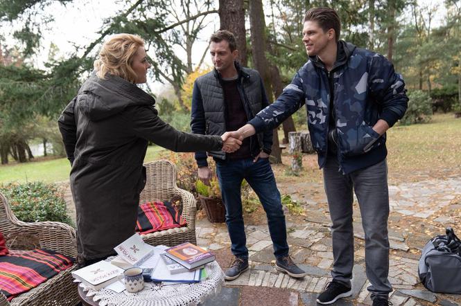 M jak miłość odc. 1424. Mirek (Mariusz Ochociński), Ula (Iga Krefft), Bartek (Arkadiusz Smoleński)