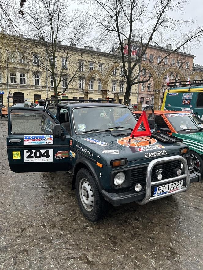 WOŚP 2024 w Krakowie. Zlot samochodów Złombol na Placu Wolnica przyciągnął tłumy fanów aut rodem z PRL-u