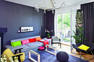 Kolorowe mieszkanie w stylu soft lof. W tym wnętrzu ważną funkcję pełnią lampy