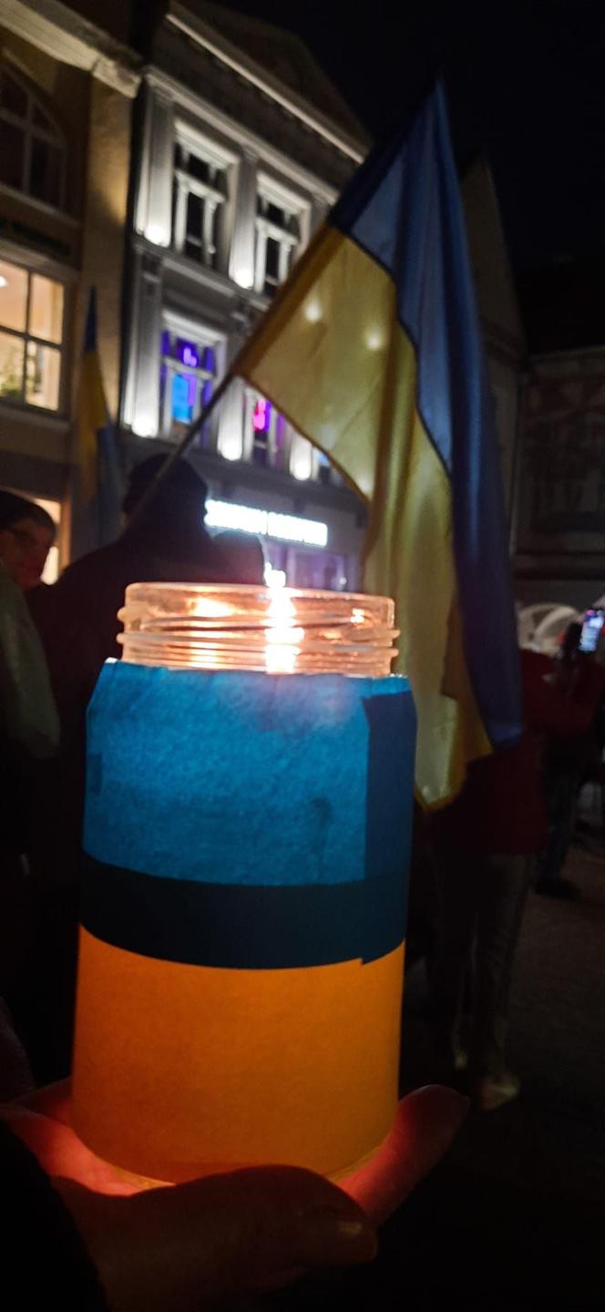 Olsztyn. Demonstracja przeciwko wojnie na Ukrainie. Ludzie nieśli znicze i flagi [ZDJĘCIA]
