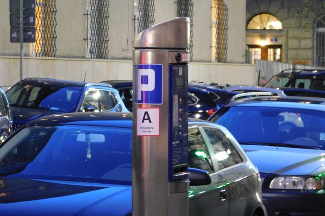 Kraków: Będą podwyżki za płatne parkowanie. Strefa także w niedzielę i do 22!