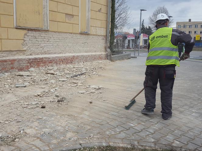Lecą tynki z dawnego budynku kolejowego przy ul. Dworcowej