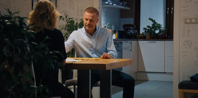 M jak miłość odc. 1701. Julia (Marta Chodorowska), Andrzej Budzyński (Krystian Wieczorek)