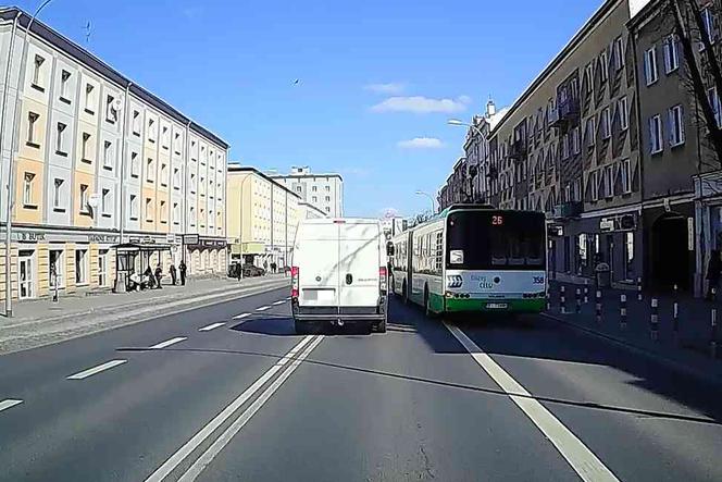 Białystok. Autobus omal nie staranował fiata na ul. Sienkiewicza