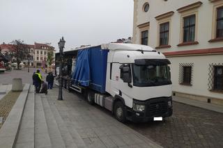 Świąteczna choinka już na rzeszowskim Rynku! Trwa montaż świątecznych ozdób [GALERIA]