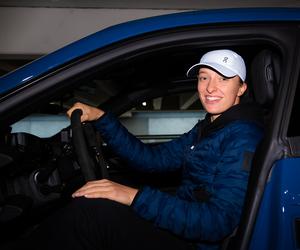 Iga Świątek wskoczyła do Porsche i pokonała rywalki! Polka już wygrała w Stuttgarcie! WIDEO