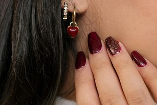 Ten kolor paznokci to kwintesencja elegancji. Idealnie pasuje do jesiennych stylizacji