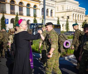Żołnierze w drodze na Jasną Górę