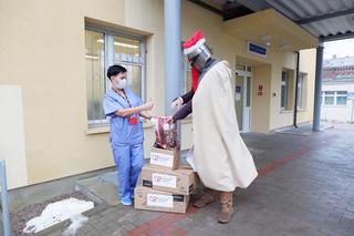 Rycerze przynieśli prezenty dzieciom z koszalińskiego szpitala