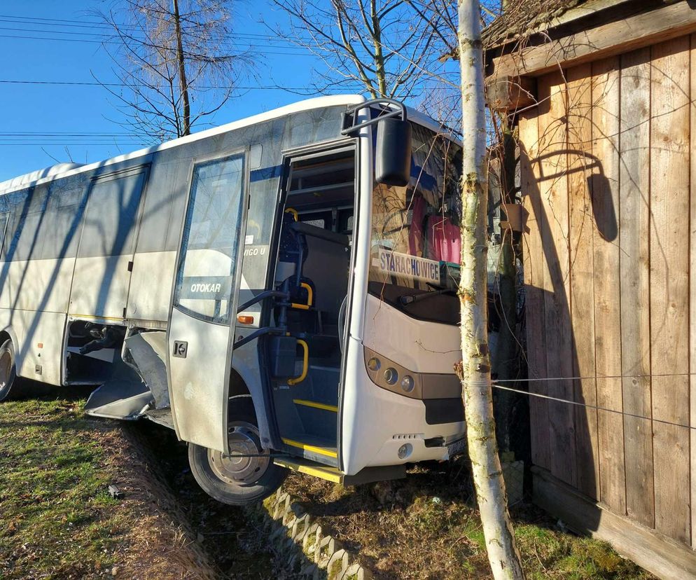 Zderzenie autobusu z autem osobowym w Rzepinku