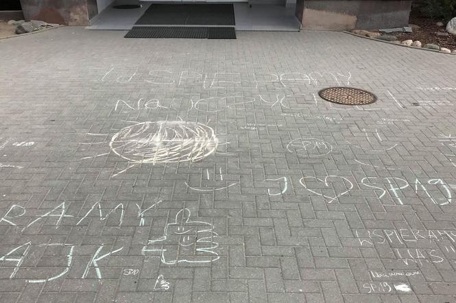 Strajk nauczycieli w Białymstoku. Uczniowie SP 19 popierają protest - narysowali to kredą na chodniku