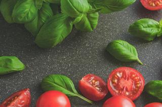 soczyste pomidory, bazylia i ser to pomysł na pyszną i lekką kolację 
