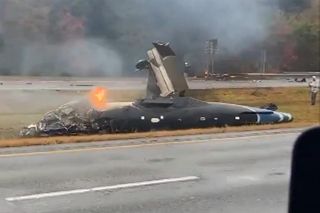 Samolot rozbił się na autostradzie