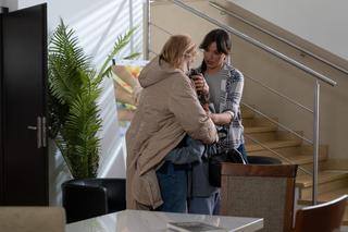 Na Wspólnej odc. 3833. Ilona Zdybicka (Anna Samusionek), Wiktorek (Kajetan Borowski), pracownica pogotowia opiekuńczego (Pola Dębkowska)