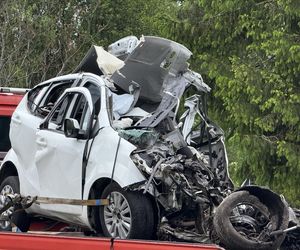 Makabra na drodze pod Grójcem. Osobowe suzuki czołowo zderzyło się z ciężarówką