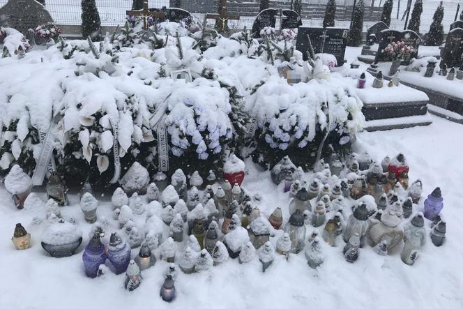 Groby zmarłych nastolatków w Nowej Białej