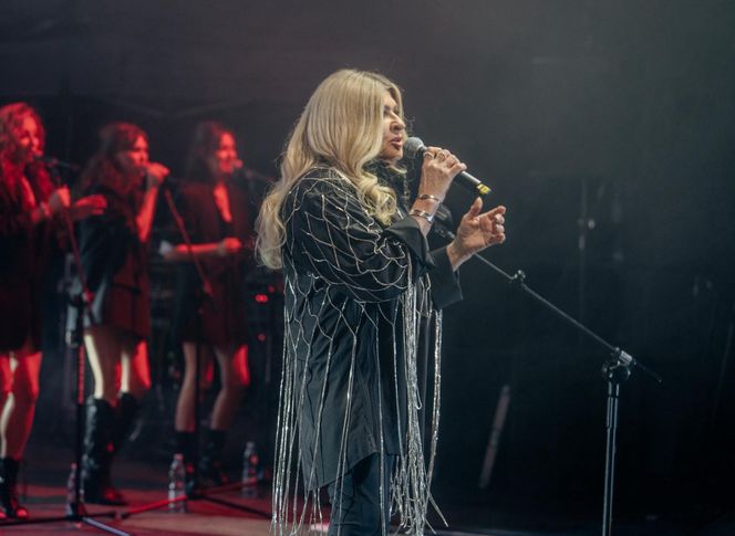 Beata Kozidrak i zespół Bajm na koncertowej scenie