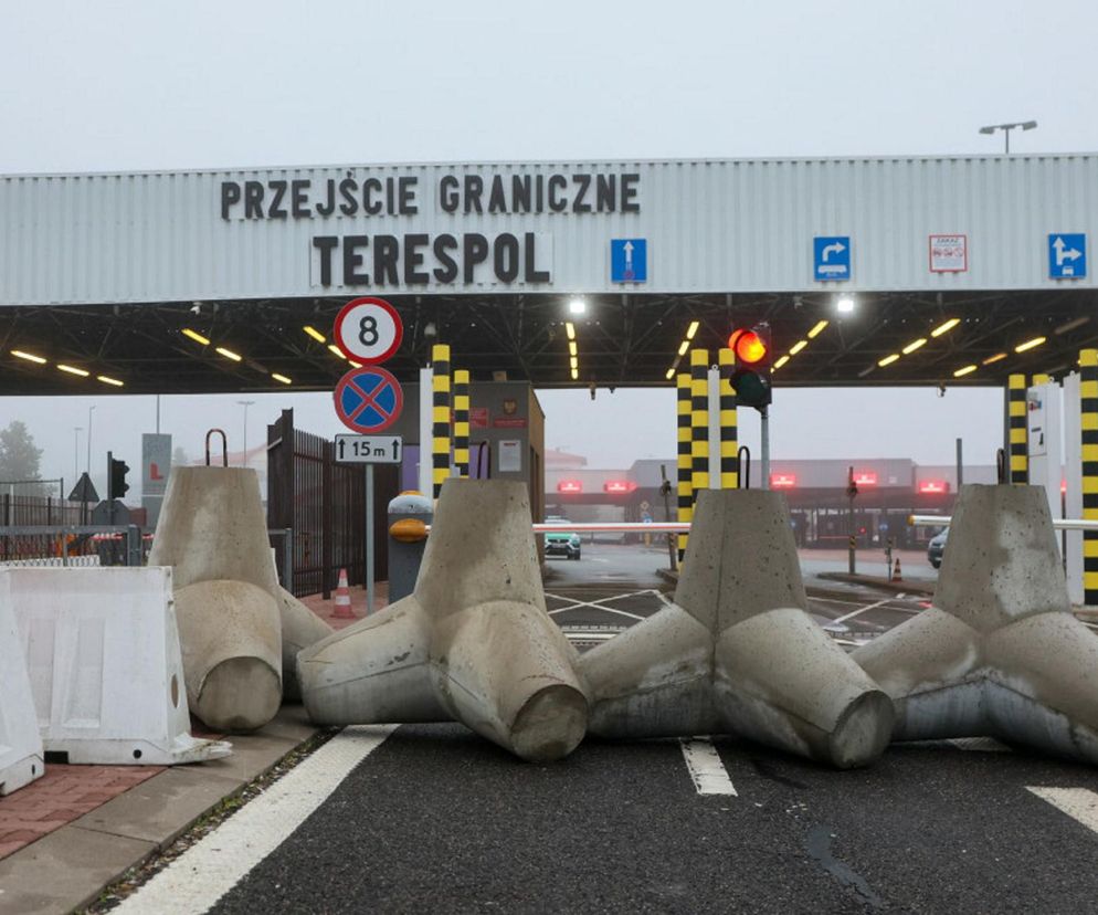 Zamknięte przejście graniczne Terespol z betonowymi zaporami i szlabanami, sygnalizacja świetlna wskazuje czerwone światło, a znaki drogowe ograniczają ruch, co jest odzwierciedleniem decyzji o zamknięciu granicy z Białorusią. Więcej na ten temat przeczytasz na Super Biznes.