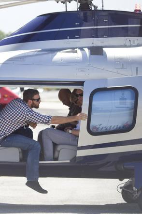 Taylor Swift i Tom Hiddleston wsiadają do helikoptera