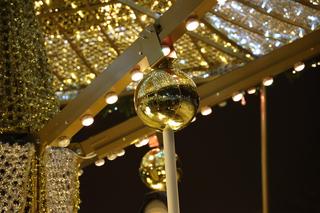 Świąteczna karuzela dołączyła do iluminacji bożonarodzeniowej w Lublinie