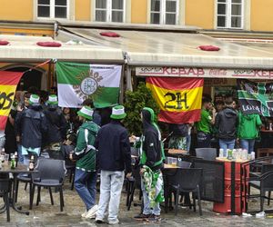 Gorąco przed finałem Ligii Konferencji we Wrocławiu. Tysiące kibiców na Rynku 