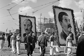 QUIZ PRL. Pochody 1-majowe: spontaniczne, czy obowiązkowe? Komplet punktów tylko dla znawców PRL-u