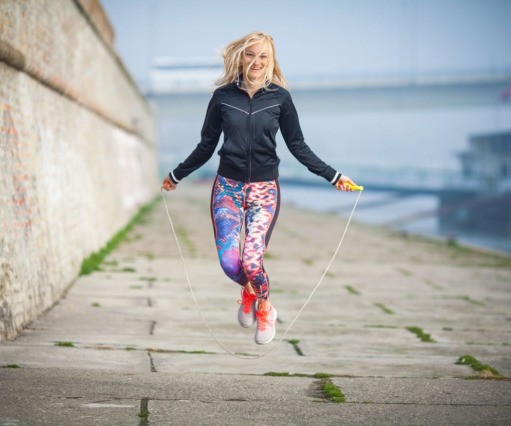 Najważniejszym efektem wyzwania ze skakanką jest utrata kalorii - 10 minut skakania to 150 kcal mniej!