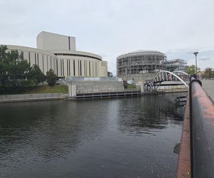 Szklana fasada Opery Nova nabiera kształtów. Rozbudowa wkracza w decydującą fazę!