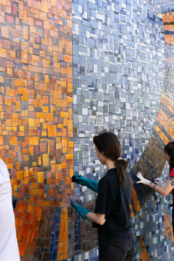 Wielkie czyszczenie mozaiki na Szpitalu Banacha - zdjęcia. Zniknęły bazgroły i chaszcze