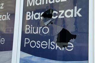 Biuro ministra Błaszczaka zdewastowane. Atak kamieniami w Legionowie