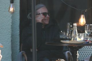 Krystyna Janda w Sopocie zamiast wdychać jod - kurzy jak lokomotywa!