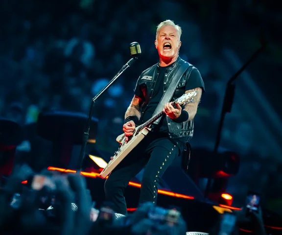 Halloween w wydaniu Metalliki! James Hetfield pojawił się na scenie w stroju... kangura!