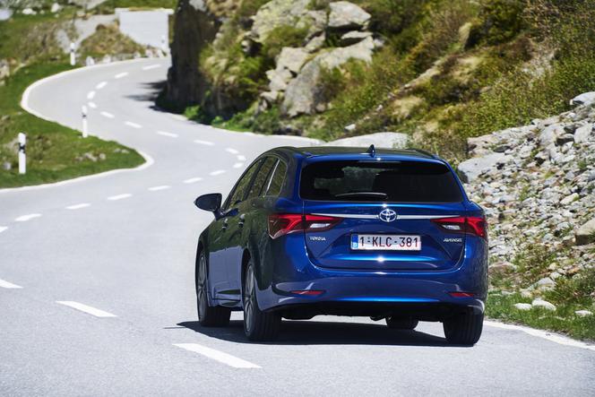 Toyota Avensis Touring Sports lifting 2015