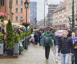 Gorąco przed finałem Ligii Konferencji we Wrocławiu. Tysiące kibiców na Rynku 