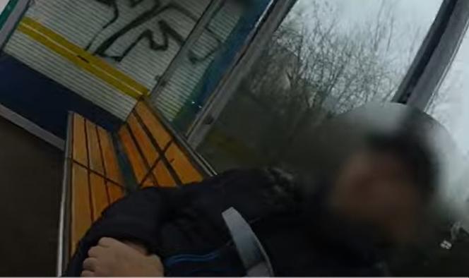 Policjantka z Inowrocławia pomogła seniorowi, który siedział na przystanku