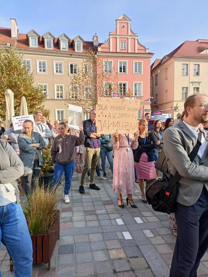 Pikieta urzędników poznańskich na Placu Kolegiackim