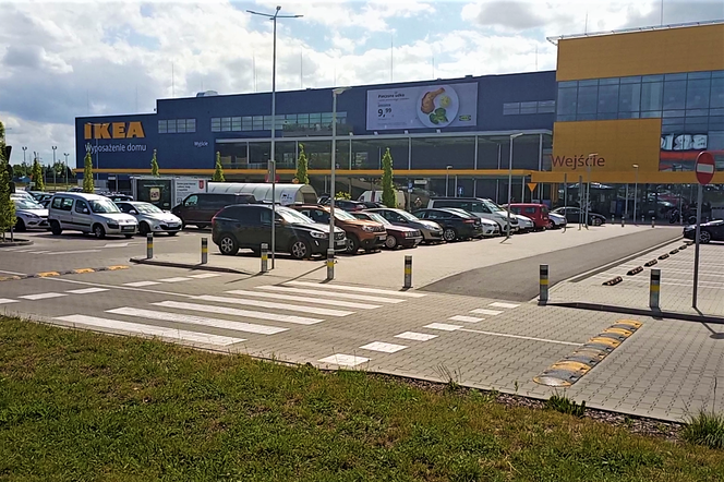 Do sklepu przez trawnik i po pasach prosto... w skarpę! "Wyboista" droga do sklepu IKEA w Szczecinie