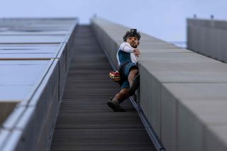 Mężczyzna wspiął się na najwyższy budynek w UE