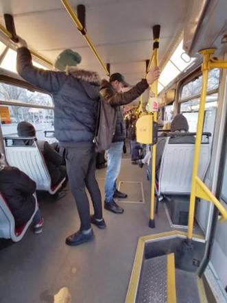 Tłok w autobusach i tramwajach w Warszawie