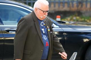 Wałęsa obwieszony ważnymi symbolami. Tak przyjechał do kościoła 