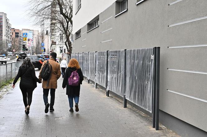 Absurd roku w Warszawie? Postawili płot tuż przy elewacji budynku. "Tak musiało być" 