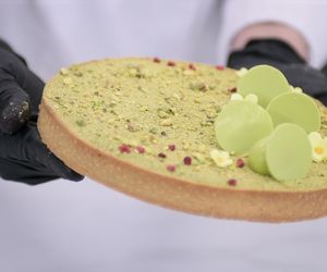 Jak dekorować mazurki - łatwe sposoby na zdobienie wielkanocnych ciast [WIDEO]