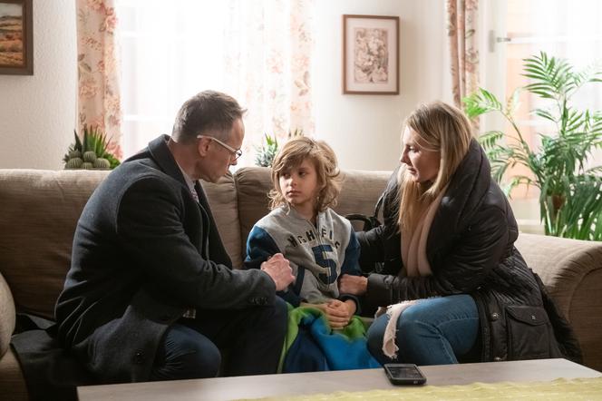 Na Wspólnej, odc. 2847. Kajtek (Mikołaj Szostek), Monika (Sylwia Gliwa), Damian (Waldemar Błaszczyk)