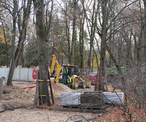 Główne wejście do Parku Planty zagrodzone