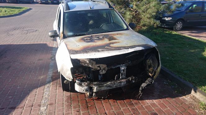 O włos od tragedii w Żninie! Policjanci w porę zauważyli palący się samochód i uratowali kierowcę! [ZDJĘCIA]