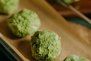 Nie tylko matcha latte. Podpowiadamy, jak jeszcze wykorzystać tę herbatę w kuchni