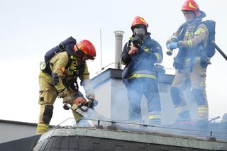Pożar poddasza na Grochowie. Ewakuacja kilkudziesięciu osób