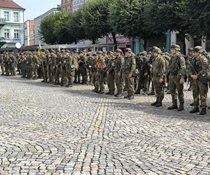 Żołnierze na rynku w Lesznie