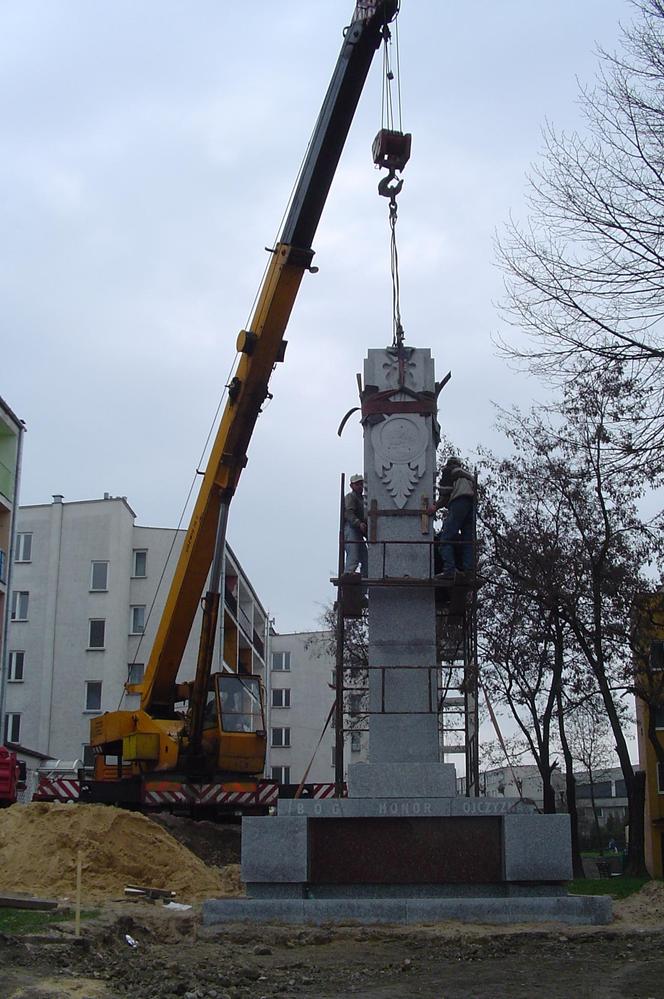 Zburzony i odbudowany!  Pomnik Niepodległości w Starachowicach