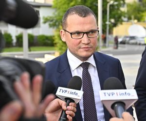 Karol Nawrocki przyjechał do TVP. Symboliczny gest i mocne wsparcie z zaplecza